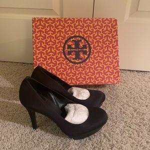 Tory Burch “ISABELLA” satin black pump